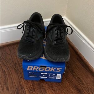 Brooks Ghost 16 Black Athletic Shoes.
Men’s 10